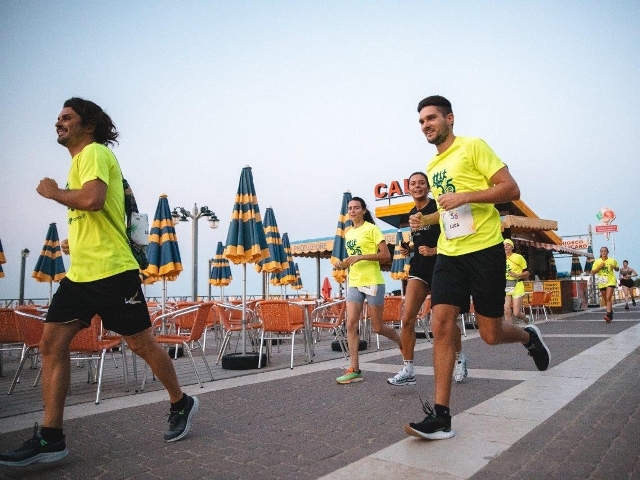 Caorle corre all'alba, un migliaio al via della "5 alle 5"