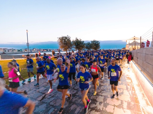 Caorle si è svegliata all'alba, in 800 di corsa per la "5 alle 5"