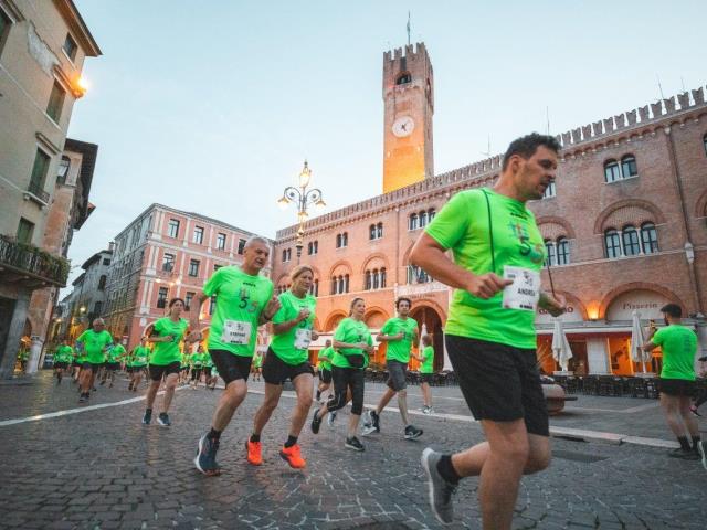 Treviso mette la sveglia all’alba: in tremila di corsa per la “5 alle 5”