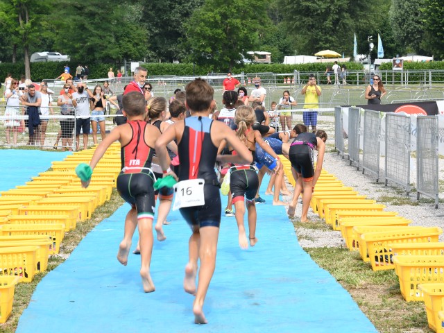 Quasi 150 Under 18 per l’Aquathlon Kids sul lago di Santa Croce in Alpago (BL)