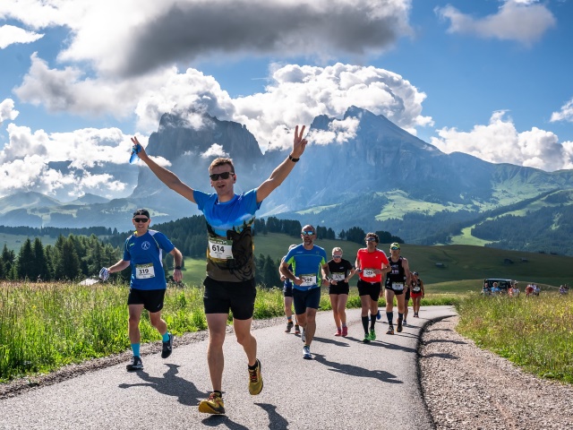 Alla Mezza Maratona Alpe di Siusi del 2024, già sold out, si fa beneficenza per una buona causa