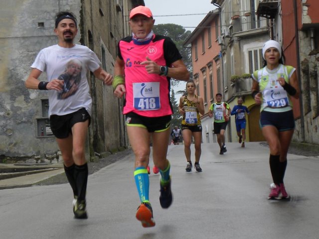Un lungo fiume di podisti sul tracciato dei 10 km di Alvignano