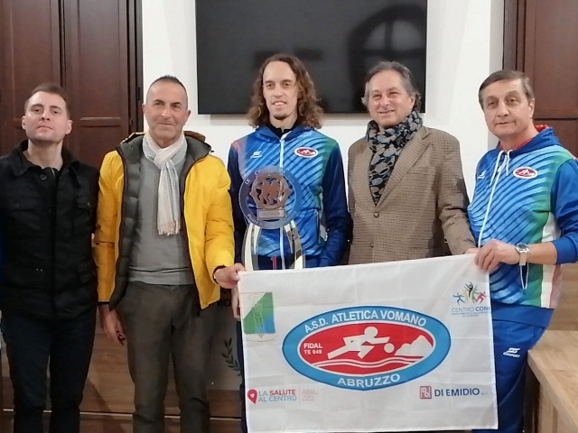L’amministrazione comunale di Morro d’Oro celebra l’Atletica Vomano e il capitano Stefano Massimi per i successi sportivi