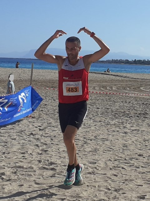 Strepitoso successo del 1° Mondiale BEACH RUNNING ACSI S.O. a San Vito Lo Capo (TP) con le vittorie assolute di Liana Landi e Luca Filippi