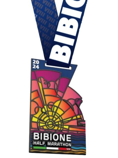 Nasce dal tramonto sul mare la medaglia della 8^ Bibione Half Marathon