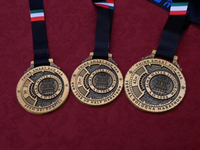 Presentata la medaglia della Termal Bologna Marathon 2026: un omaggio alla città e al suo Ateneo
