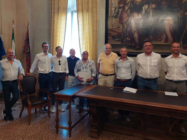 Castelfranco Veneto si tinge d'azzurro: passerella tricolore per l'Italia che corre