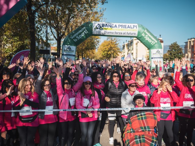 La solidarietà dei 2900 in corsa oggi a S. Vendemiano con la decima Corri in Rosa