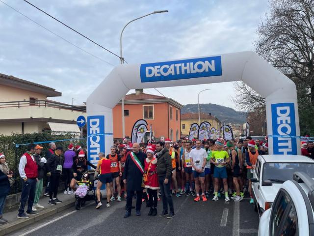 Un fiume rosso per la Corsa di Babbo Natale