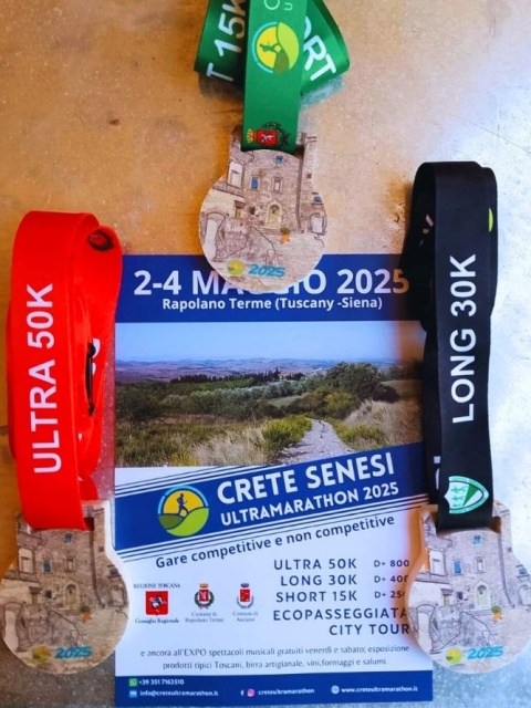 La medaglia della 3^ Crete Senesi Ultramarathon, un quadro d’autore su pietra di travertino