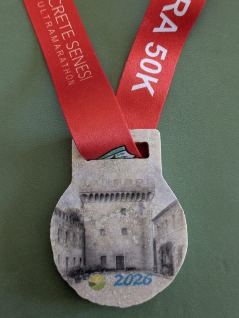 4^ Crete Senesi Ultramarathon, la medaglia finisher è in pietra di travertino 