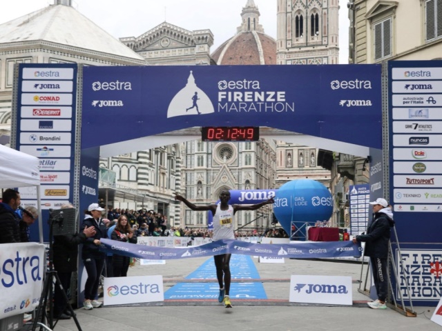 Bandiera keniana, Samuel Kiplimo Naibei e Dorine Jerop Murkomen i vincitori della 40^ Estra Firenze Marathon
