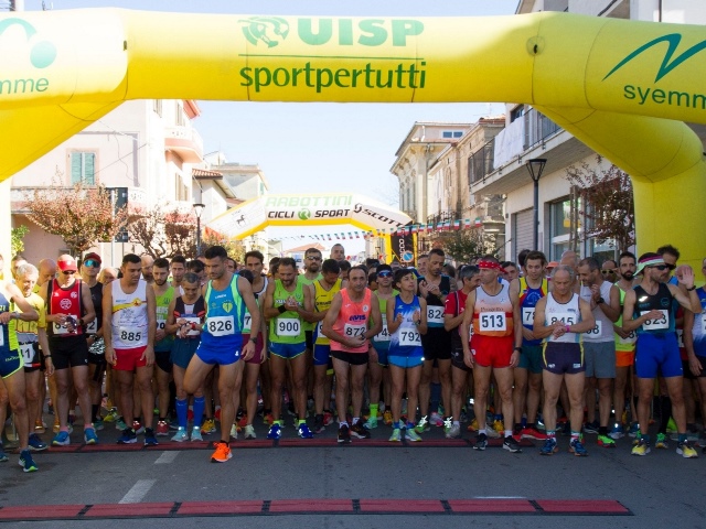 A Canosa Sannita adulti e bambini di corsa alla Gara Podistica a cura della Progetto Running