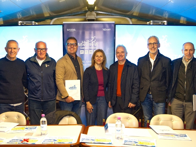 Presentazione in battello per la «mezza» del Garda 6245 i concorrenti di 77 nazioni e il 51% sono donne