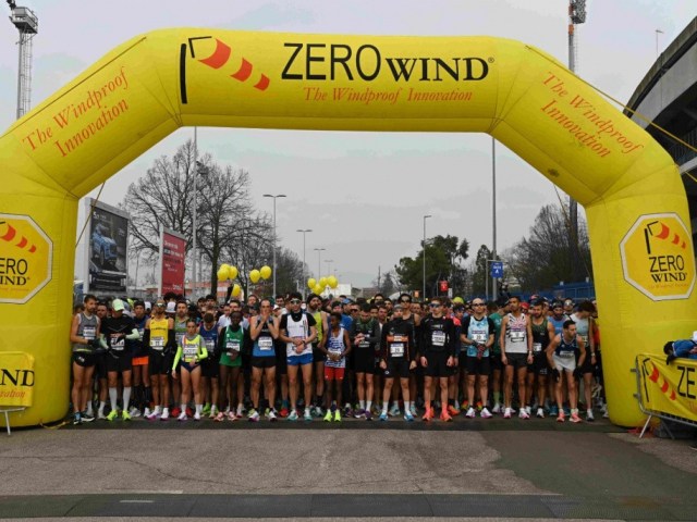L'amore e il bacio tra Montecchi e Capuleti per la medaglia ZeroWind Romeo&Giulietta Run Half Marathon