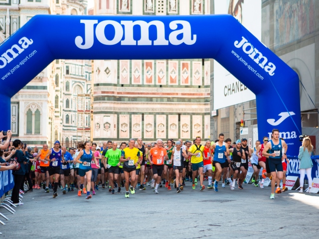 Guarda Firenze, che festa! In 1500 in corsa in centro a Firenze