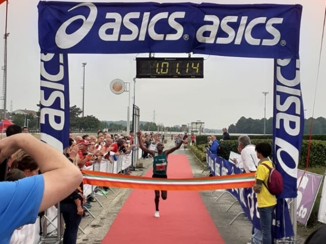 Tiongik nell’olimpo della mezza maratona, demolito il personale