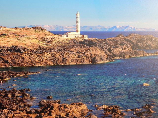 Il 13° Giro Podistico a tappe Isola di Ustica incorona i suoi vincitori Maria Rosa Pighetti - Calogero Di Gioia nel Giro Lungo e Maria Collova - Antonino Stracagnolo nel Giro Corto