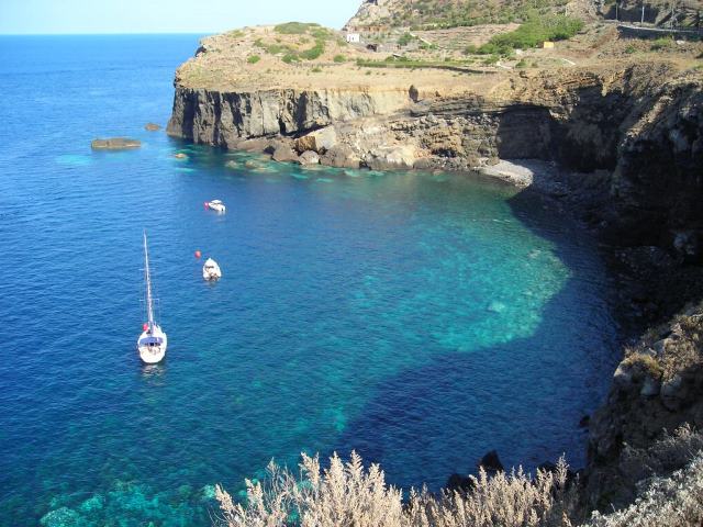 Ai nastri di partenza la 12 edizione del Giro a Tappe Isola di Ustica Trofeo AMP lunedì 17 luglio ’23 la prima tappa, presentata la maglia ufficiale