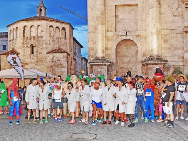 Divertimento a ritmo di corsa in “maschera”: ad Ascoli Piceno ecco la nona edizione della Corsa di Homer