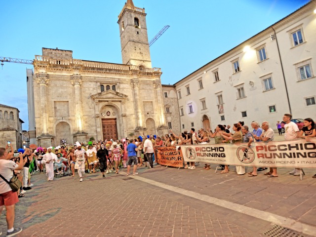 La Corsa di Homer: edizione 2025 da record per la gara più divertente e pazza nel centro storico di Ascoli Piceno
