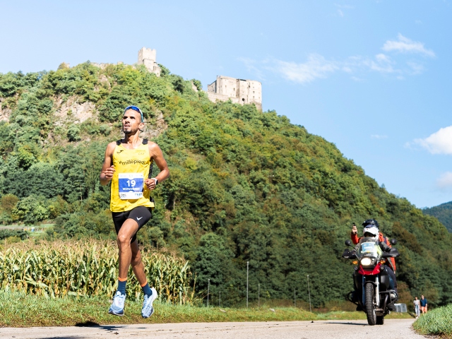 Gianluca Ferrato e Greta Haselrieder a braccia alzate al traguardo della 14ª edizione de «La 30 Trentina»