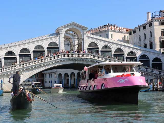 Il vaporetto rosa in riva sette martiri per la VM10K - Lilt for Women 