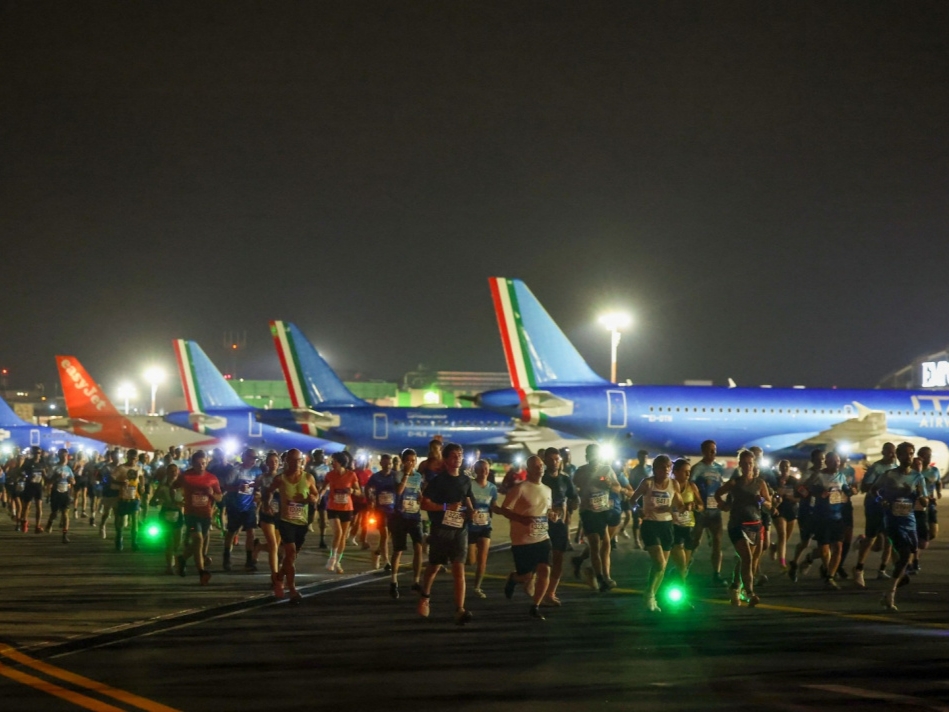 Milano Linate Runway Run, 3.000 runner sulla pista dell’aeroporto: una notte unica tra musica e divertimento