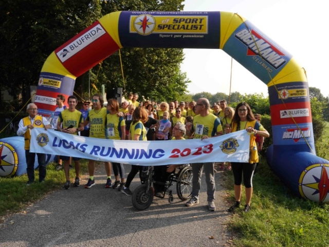La carica dei mille guidati dalla fanfara,  è una grande festa la “2^ Lions running, la gara più bella di sempre”