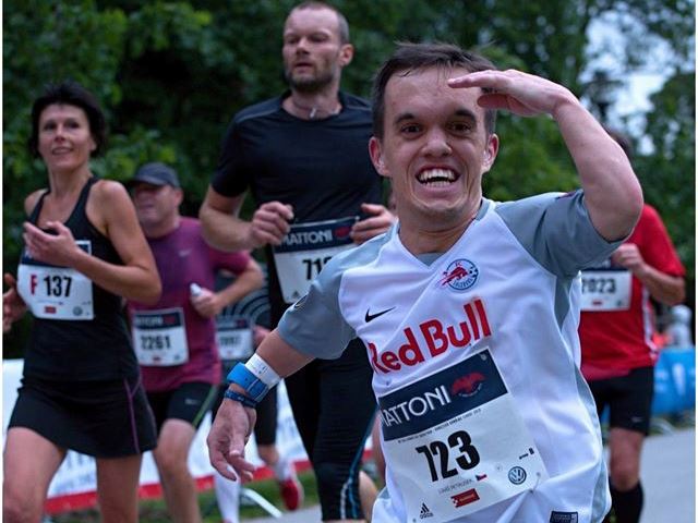 Lukáš Petrusek runner ceco affetto da acondroplasia alla Sorrento Positano: “Amo correre in Italia e la pizza capricciosa, Sorrento è splendida”