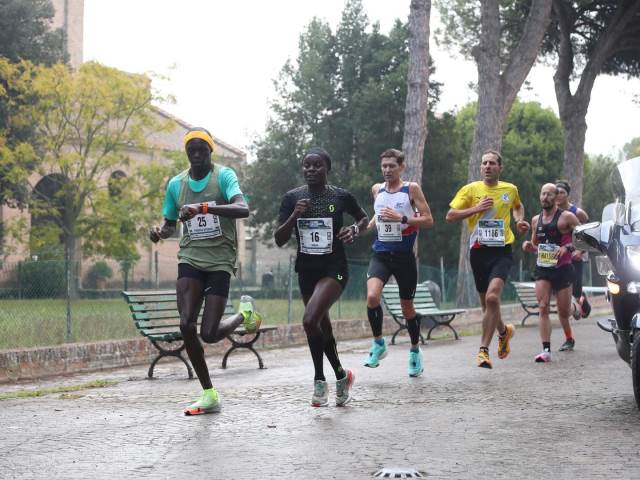 Maratona di Ravenna, un fiume di oltre 13mila persone ha invaso la città in una bellissima giornata di festa