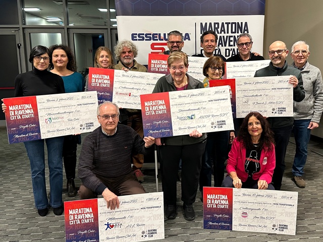 Maratona di Ravenna 2024, consegnati gli assegni alle Onlus locali