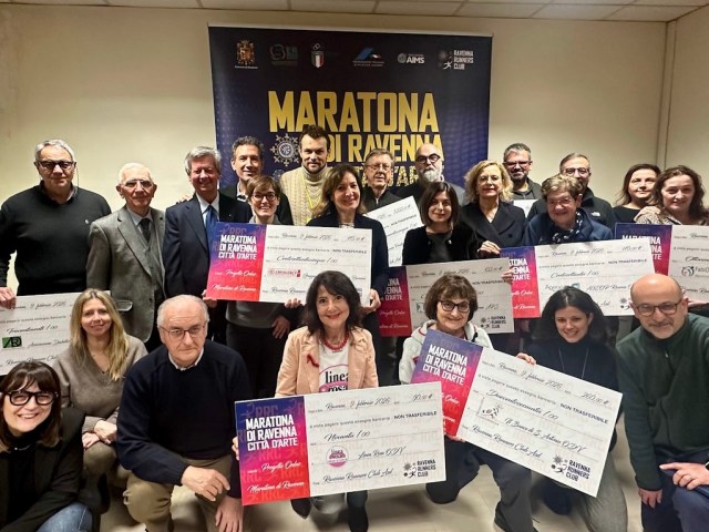 Maratona di Ravenna 2025, consegnati gli assegni alle Onlus locali al termine di un’annata dal forte impegno solidale 