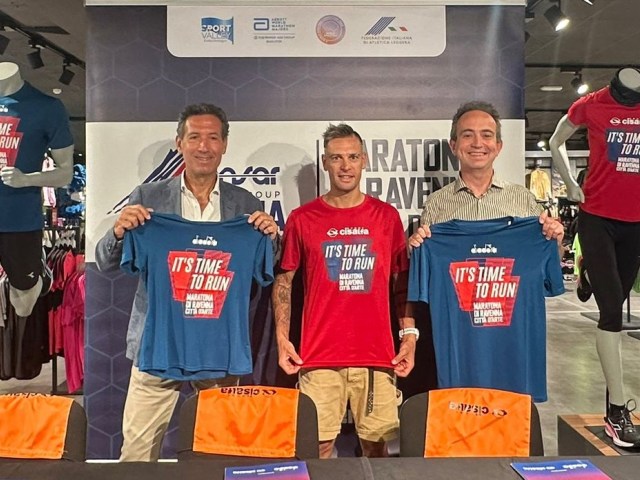 “It’s time to run”: la t-shirt ufficiale della Maratona di Ravenna Città d’arte 2025 