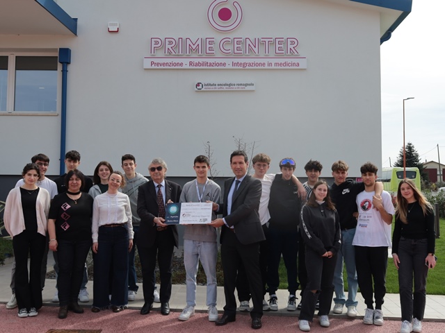 Consegnato l'assegno per il contributo di Hoka Maratona di Ravenna allo IOR