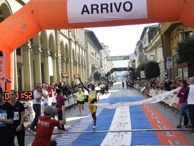 Maratonina Città di Arezzo: dominio africano con i successi di Shadrack Kenduiywo e Micheline Niyomahoro, primi azzurri Michele Pastorini e Silvia Tamburi