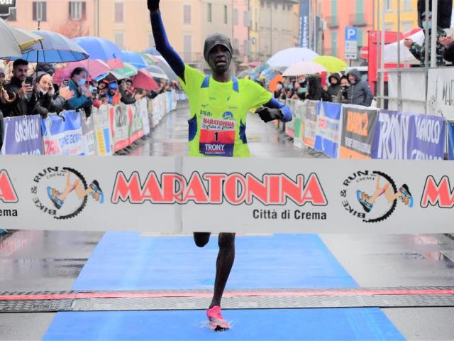 A Crema Riungu domina sotto la pioggia