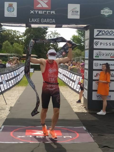 Matteo Sfregola vince la gara sprint della manifestazione Xterra sul Lago di Garda
