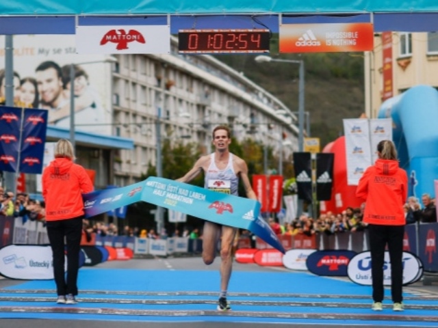 Mattoni Ústí nad Labem half marathon, un'atmosfera da brivido tra gocce di pioggia e diversi record. Vittoria di Hendel e Zinenkoera