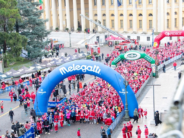 Spettacolo in piazza Bra, la Melegatti Verona Christmas Run porta benessere e gioia