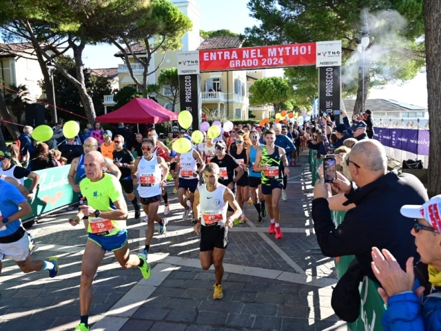 Migliaia di persone sulle strade di grado per una festa di sport e turismo