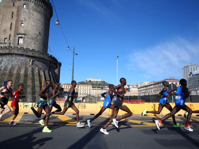 Tutti campioni d’Italia del running con la medaglia della Napoli City Half Marathon