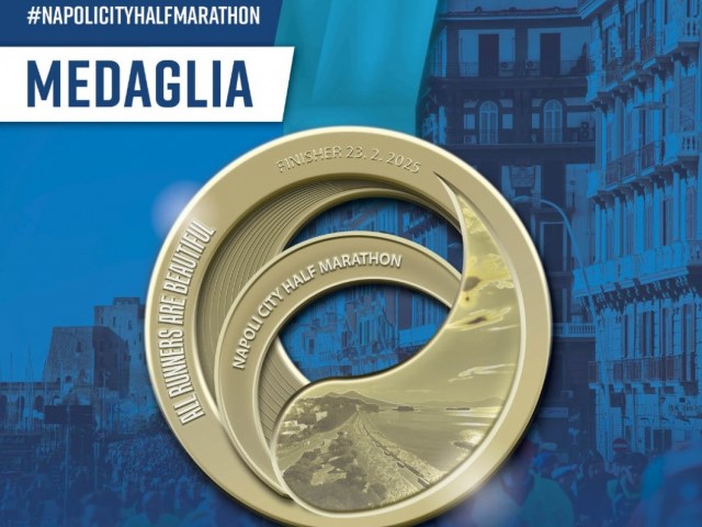 Napoli City Half Marathon, la medaglia è un pezzo d’arte dalle forme sinuose