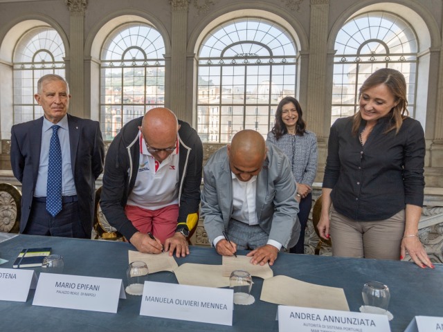 MaratoNapoli - A Palazzo Reale protocollo di accordo siglato tra Capri-Napoli e Neapolis Marathon