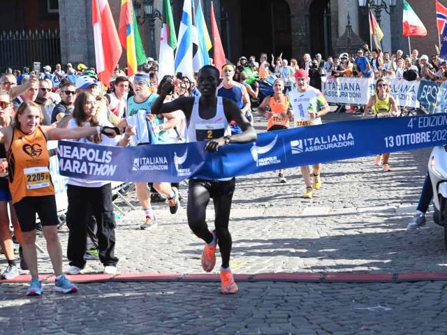 IV Neapolis Marathon: nelle strade di Napoli festa di colori come la Piedigrotta