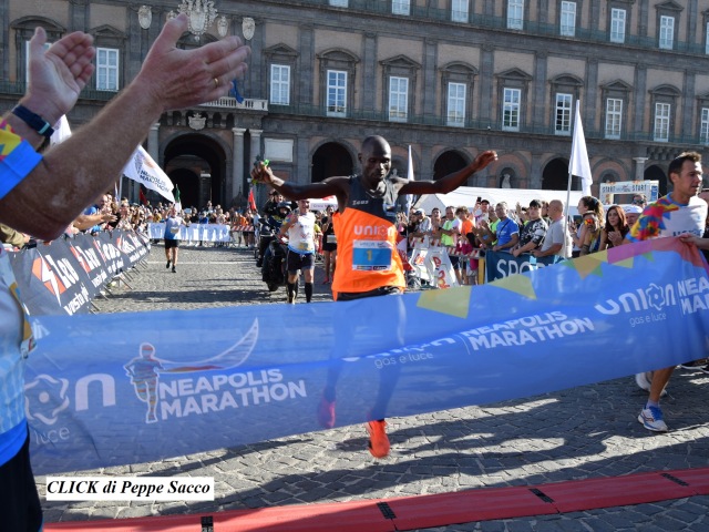 Union Gas e Luce Neapolis Marathon: Napoli si tinge d’arcobaleno, festa keniana in Piazza Plebiscito