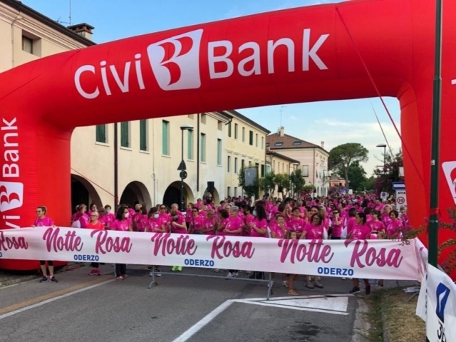 Duemila donne colorano di rosa la notte di Oderzo 