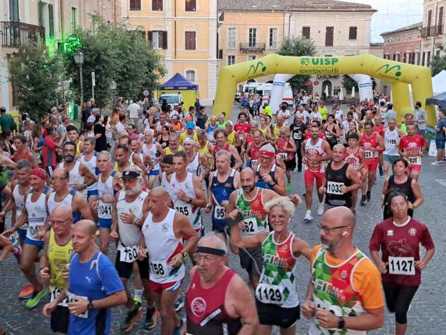La 21°Notturna Atriana ha fatto il pieno di podisti: la carica dei 450!
