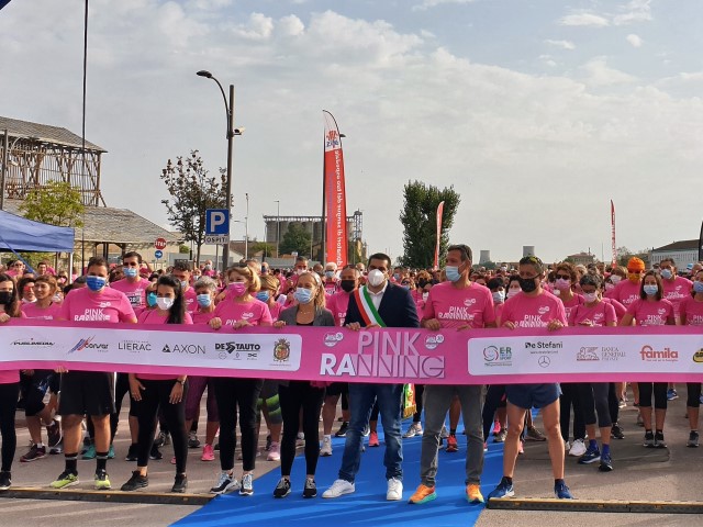 Pink Ranning, un lungo fiume rosa di oltre duemila persone per dire “NO” alla violenza sulle donne