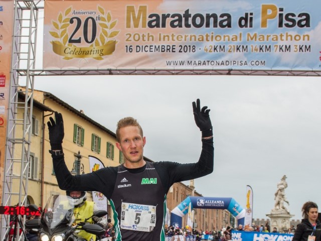Cetilar Maratona di Pisa: un nuovo logo che parla di sport, storia e cultura  La Maratona di Pisa rinnova la sua veste grafica, unendo futuro e tradizione